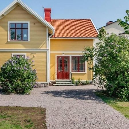 Casa Fontenay Charmig Laegenhet Naera Stadsparken Och Vaettern Hjo Luaran gambar