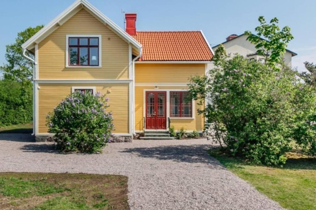 Casa Fontenay Charmig Laegenhet Naera Stadsparken Och Vaettern Hjo Luaran gambar